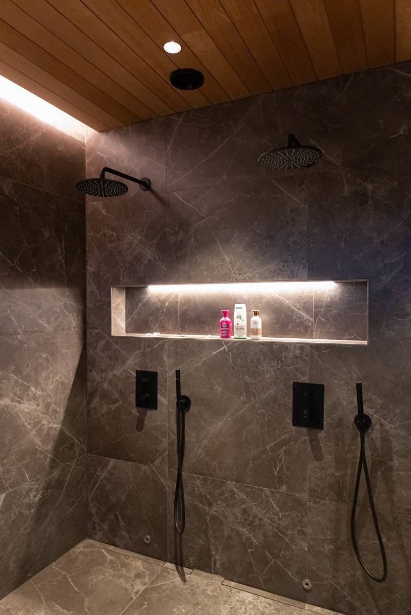La iluminación del cuarto de ducha consta de una tira de LED para el borde del techo, una tira de LED para la manguera del champú y focos empotrados en el techo.